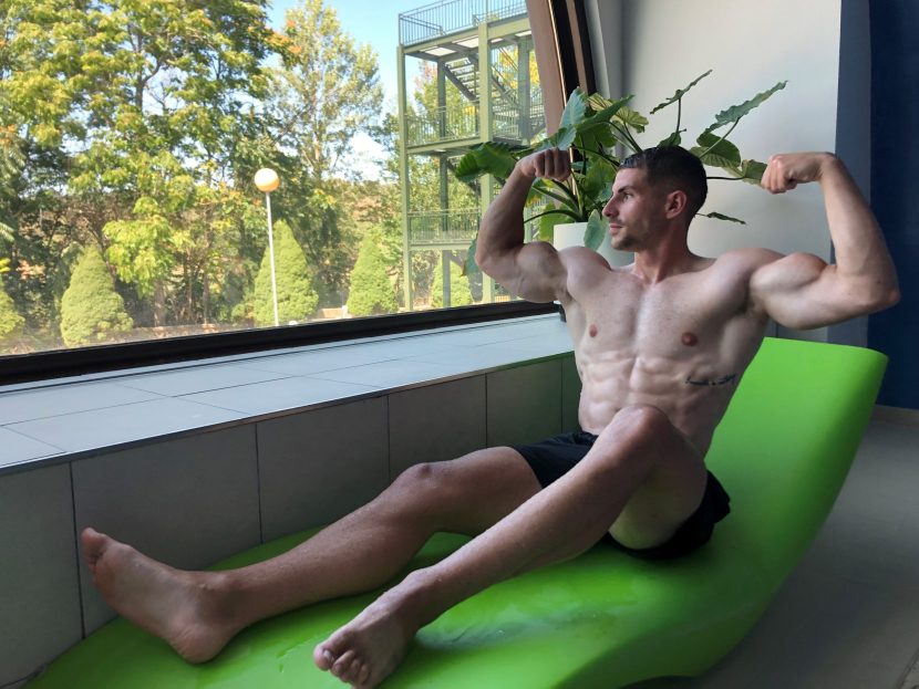 Roberto Fernández, reciente Campeón de Europa de Culturismo Natural, visita el Balneario de Ledesma